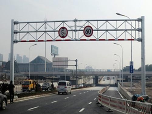 交通标牌,标志杆,重庆交通龙门架,道路指示牌,波形护栏,交通设施
